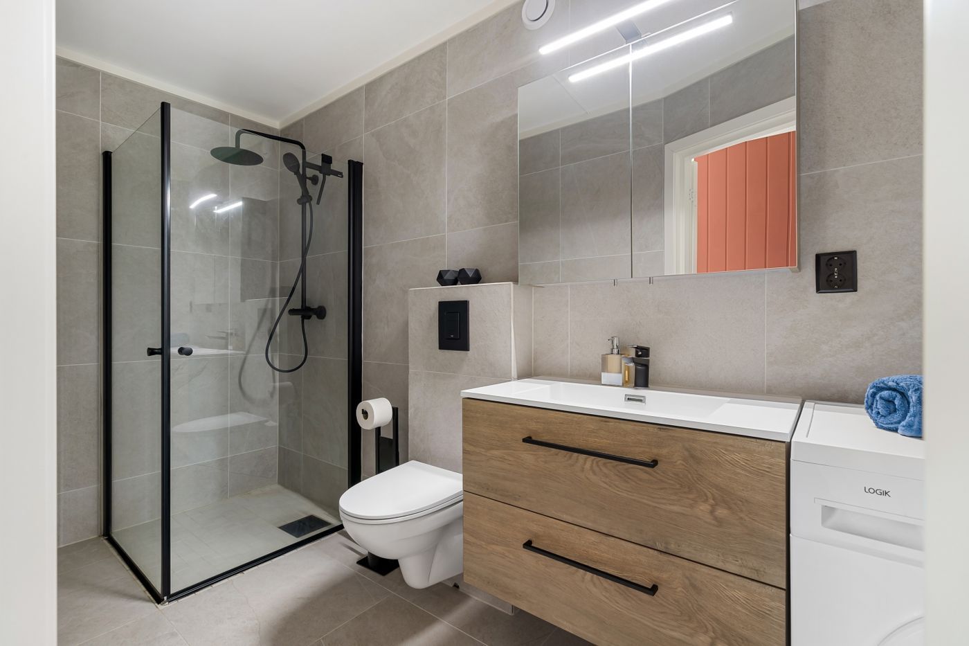 Moderne badkamer met inloopdouche en houten wastafelmeubel